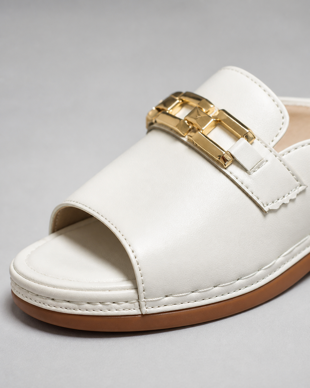 Romy Chain Slide Sandals | Women's Flat Slip-On Sandals — White — macro