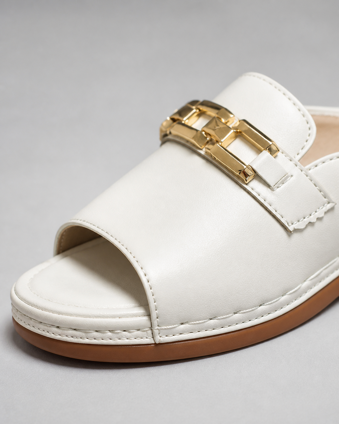 Romy Chain Slide Sandals | Women's Flat Slip-On Sandals — White — macro