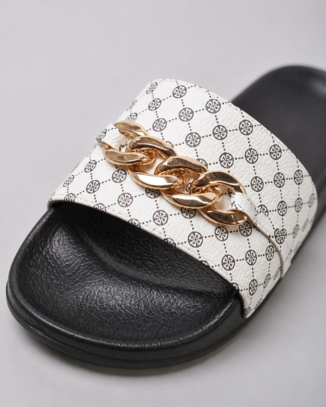 Milano Chain-Detail Sandals | Women's Cushioned Comfort Sandals — White — macro