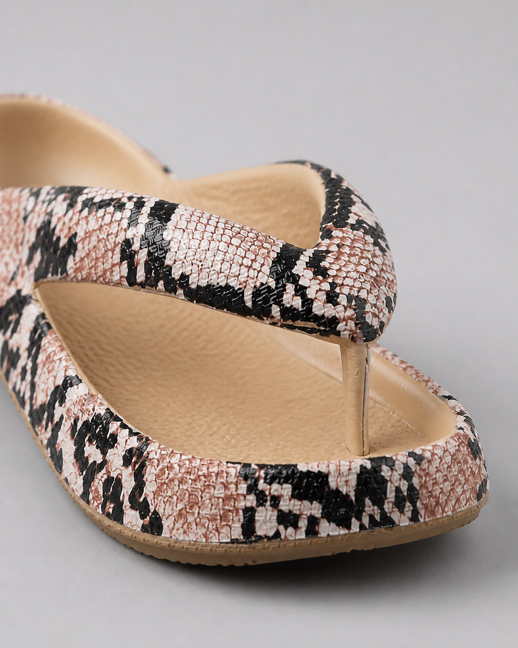Marsa Criss-Cross Thong Sandals | Women's Cushioned Foam Sandals — Black/White — macro